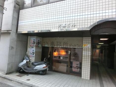 ビル1階は店舗です