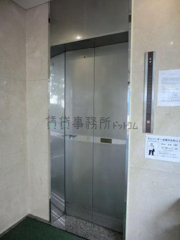 エントランス奥にエレベーターがあります