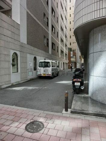 角に位置しています