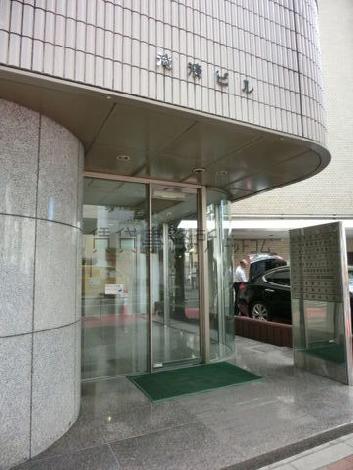 光沢のある石タイルの壁面で高級感があります