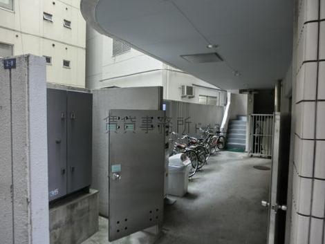 駐輪場奥に階段があります