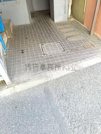 正面玄関前　段差