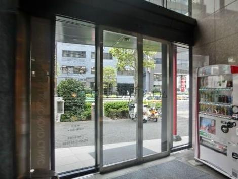 ガラス面積が多い正面入口です
