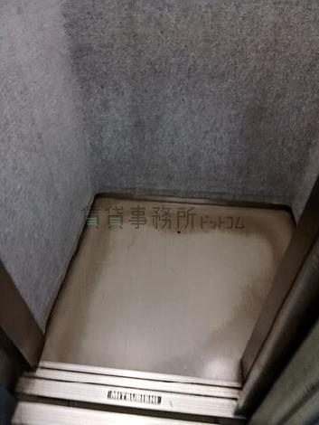 エレベーター内部