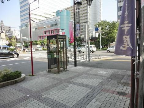 斜め前に交差点がある交通量の多い立地に建ちます