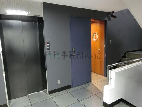 サンブリヂ小川町ビルの廊下