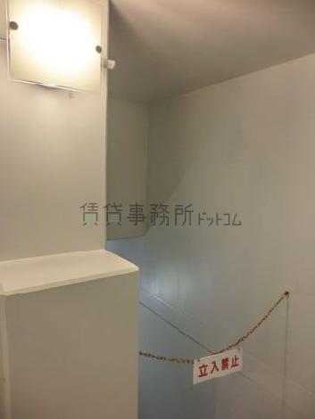 地下へと続く階段、立ち入り禁止です