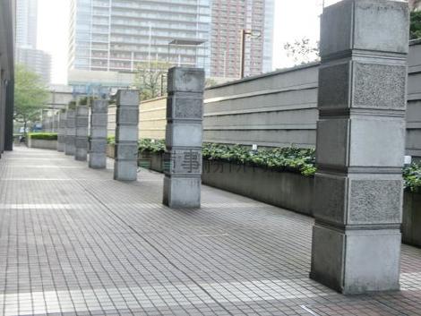 エントランス前の荘厳な敷地
