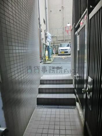 裏への通用口です