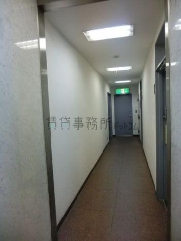 裏口への通用口です