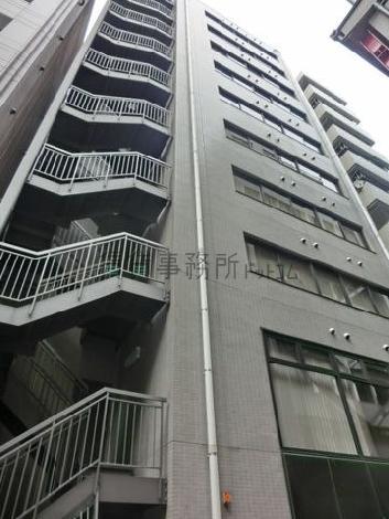 裏手に外階段があります