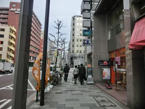 周辺はオフィスと店舗が多いです
