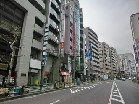 前面道路は交通量が多いです