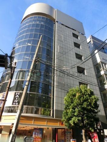 ミラーカーテンウォールを採用