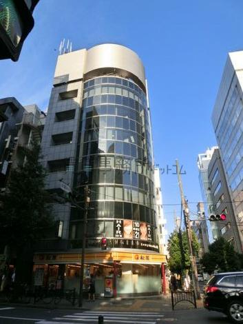 角地にある近代的なビル