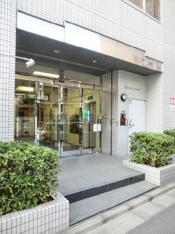 植栽に挟まれた正面玄関口