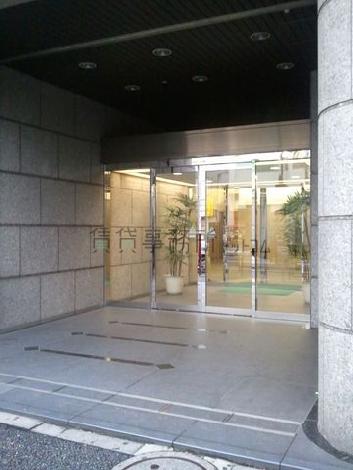 前面道路から少し奥まった場所にある玄関