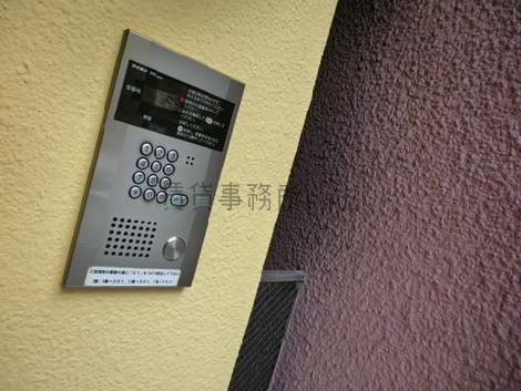 呼び出し用のインターホンが外に設置されています