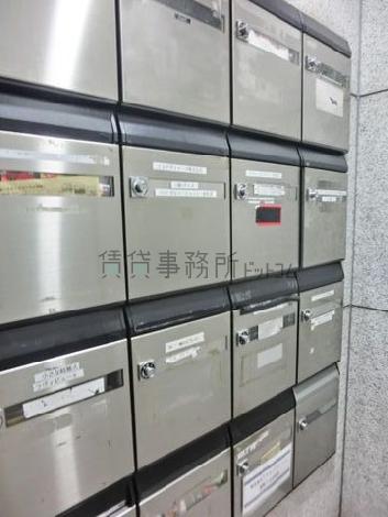エレベーター横にポストがあります
