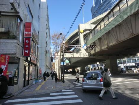 奥が東急ハンズです