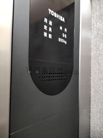 エレベーター９名乗り