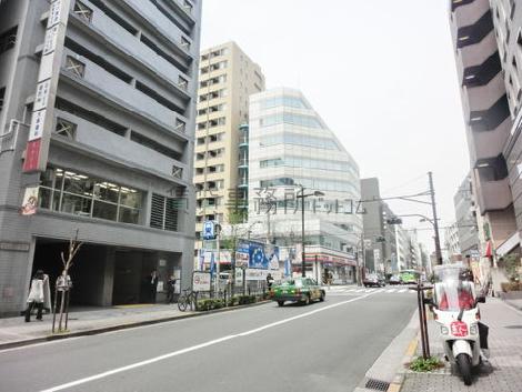 人の往来が活発な通り