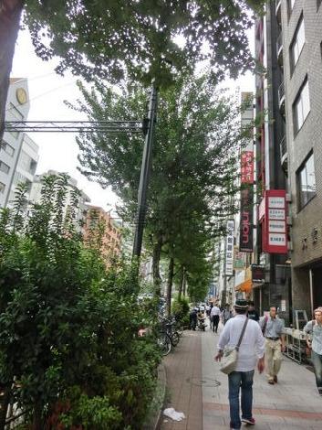 大変賑わいのある道路です