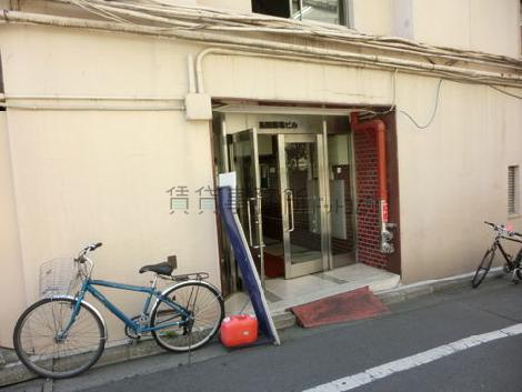 側面に玄関があります