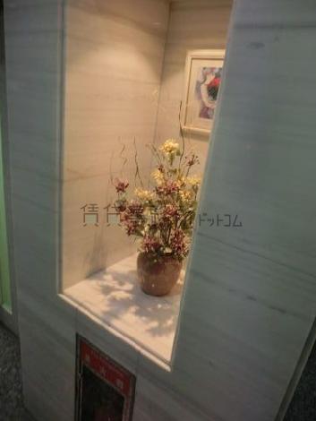 お花が飾られたお洒落なエントランスホールです