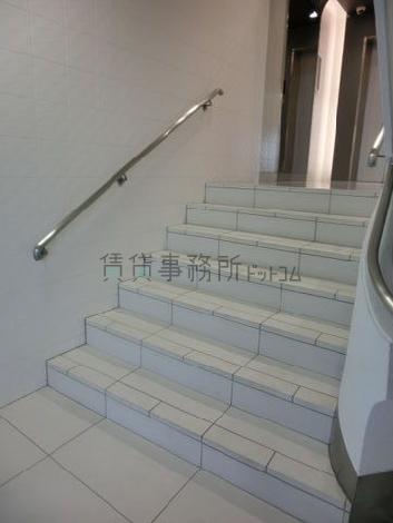 エレベーター前に階段がございます