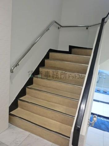 非常階段は建物内です