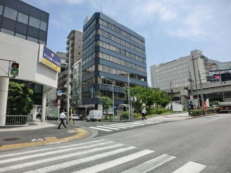 交差点に面しています