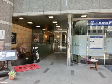 右が１階の店舗、左が地下への階段です