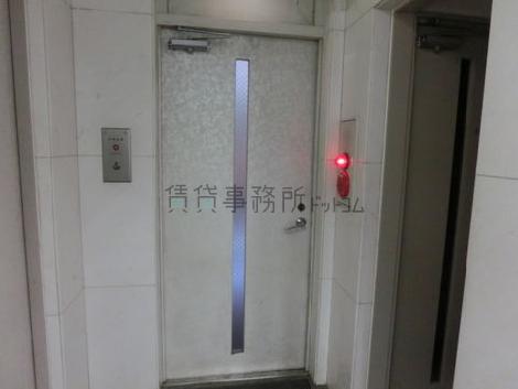 裏口です