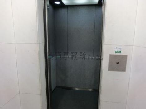 エレベーター内です