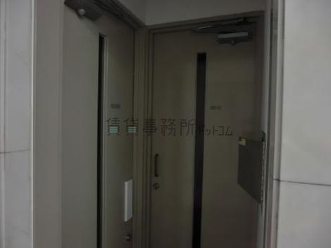 1階にトイレと給湯室がございます