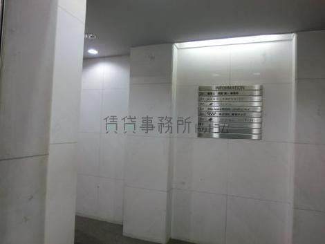 エレベーター内から見たエントランスです