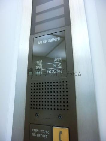 9人乗りのエレベーターです