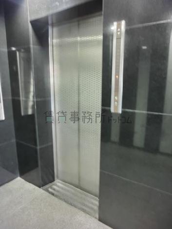 エレベーターが1基あります