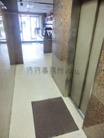 奥行きのあるエントランスエリア