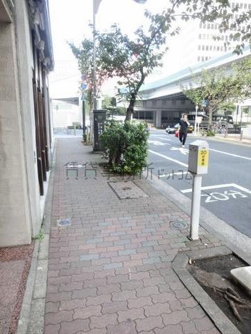 街路樹のある前面歩道