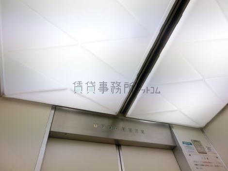 エレベーター天井の照明