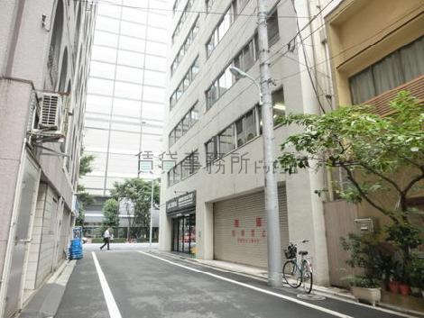 隣接する脇道奥からの景観
