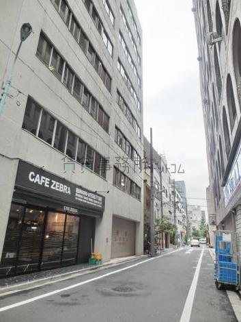 隣接する脇道