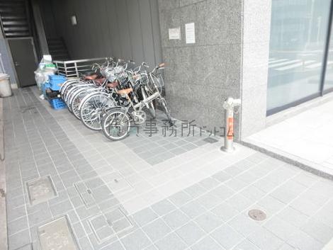 建物の裏側は駐輪場になっております
