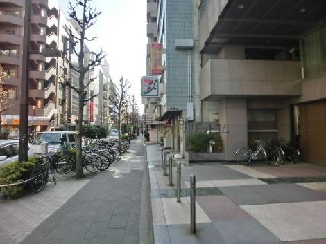 一方通行の前面通りです