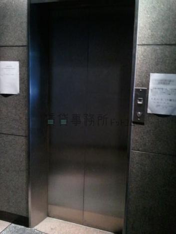 シルバーのスタイリッシュなエレベーター