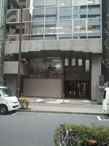 1階部分は重厚感あふれるデザインになっています。