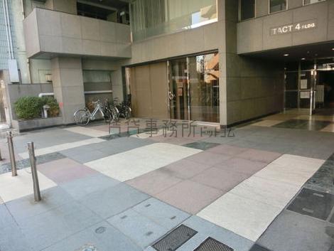 石張りの色使いが特徴的です