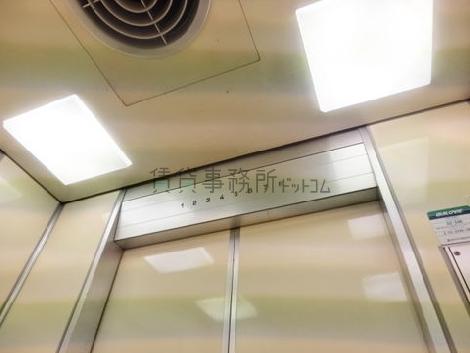 エレベーター内の天井照明